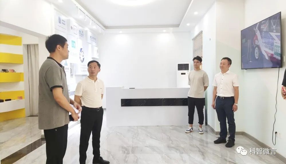 北碚區(qū)供銷聯(lián)社領(lǐng)導(dǎo)蒞臨八爪魚(yú)互聯(lián)網(wǎng)教育產(chǎn)業(yè)園考察指導(dǎo)